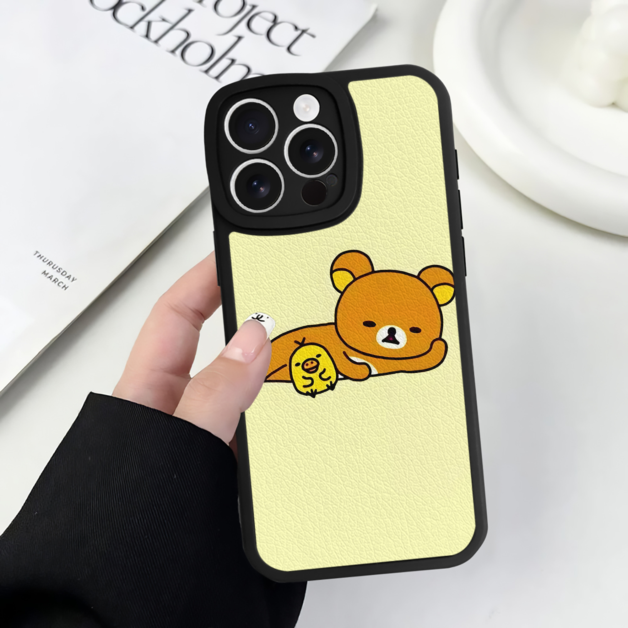 （画像用） リラックマ リラックマ キイロイトリ Rilakkuma Korilakkuma Kiiroitori 【iPhone 16シリーズ対応】シリコンスマホケース（レザー調） 材質：シリコン